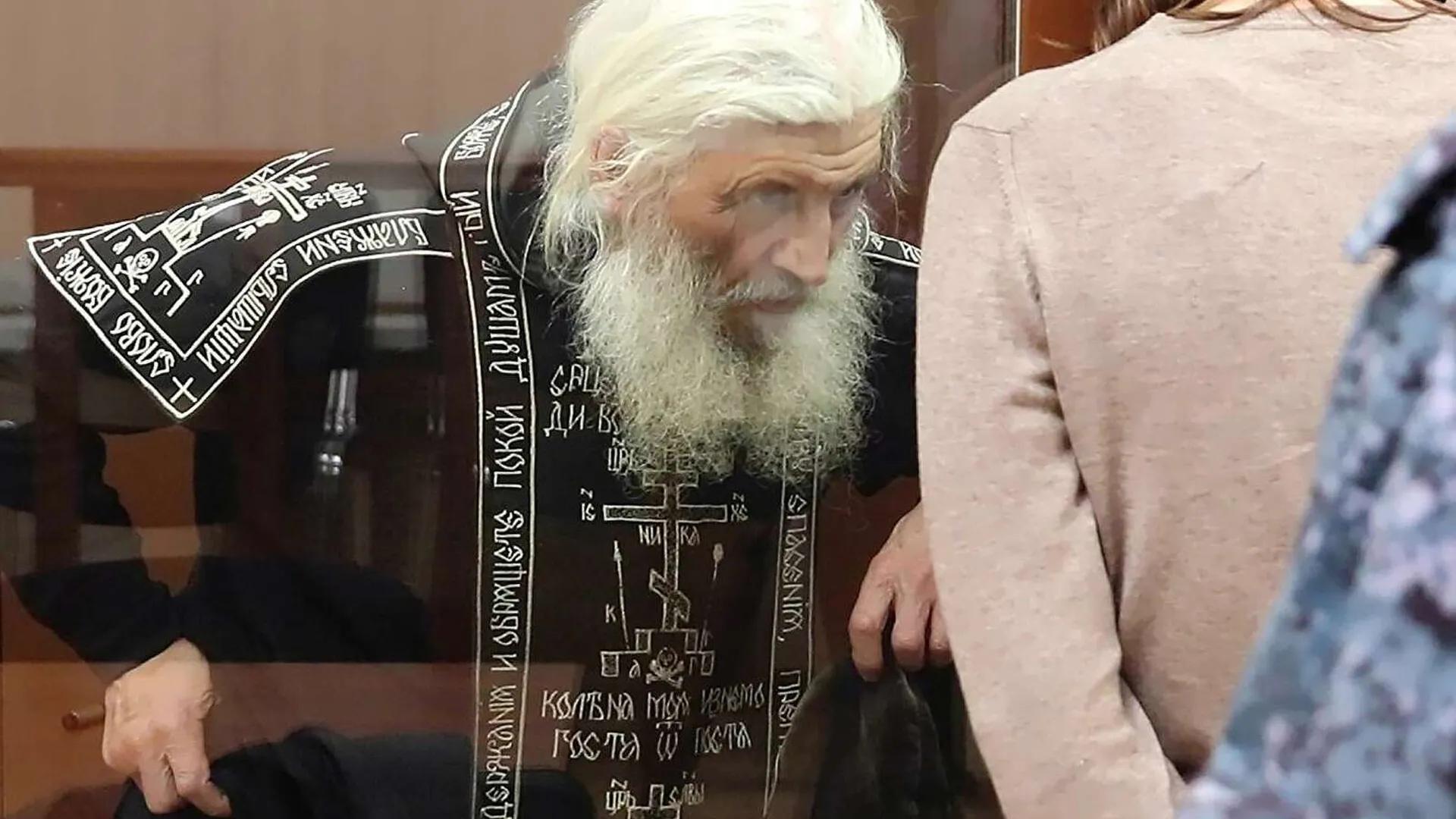 Последовательницы экс-схиигумена Сергия поклонились автозаку, в котором его привезли в суд
