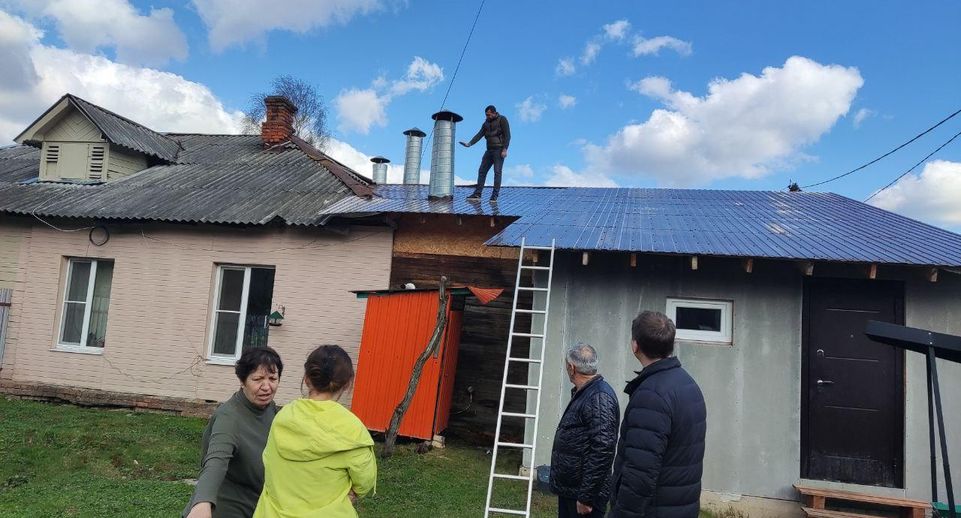 Семье бойца СВО из Лобни помогли отремонтировать крышу дома