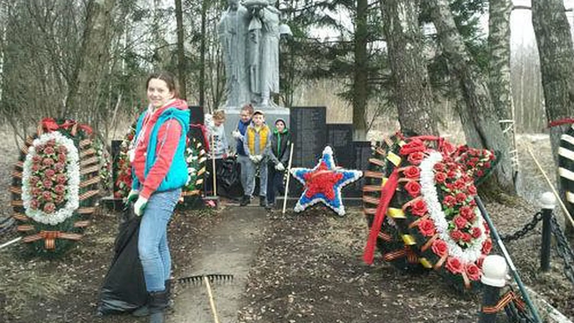 Школьники-волонтеры устроили субботник у братских могил в Лунево