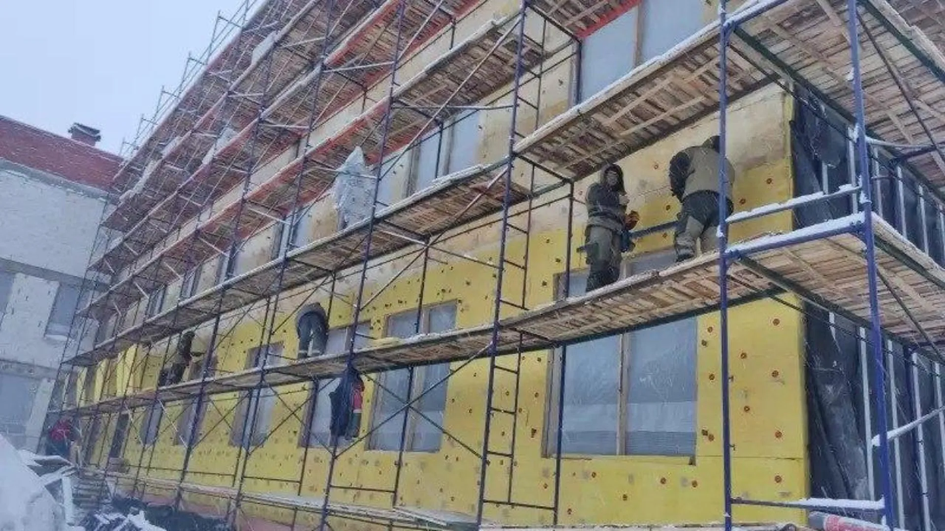 Рабочие приступили к устройству фасадных конструкций «Поваровской школы» в Солнечногорске