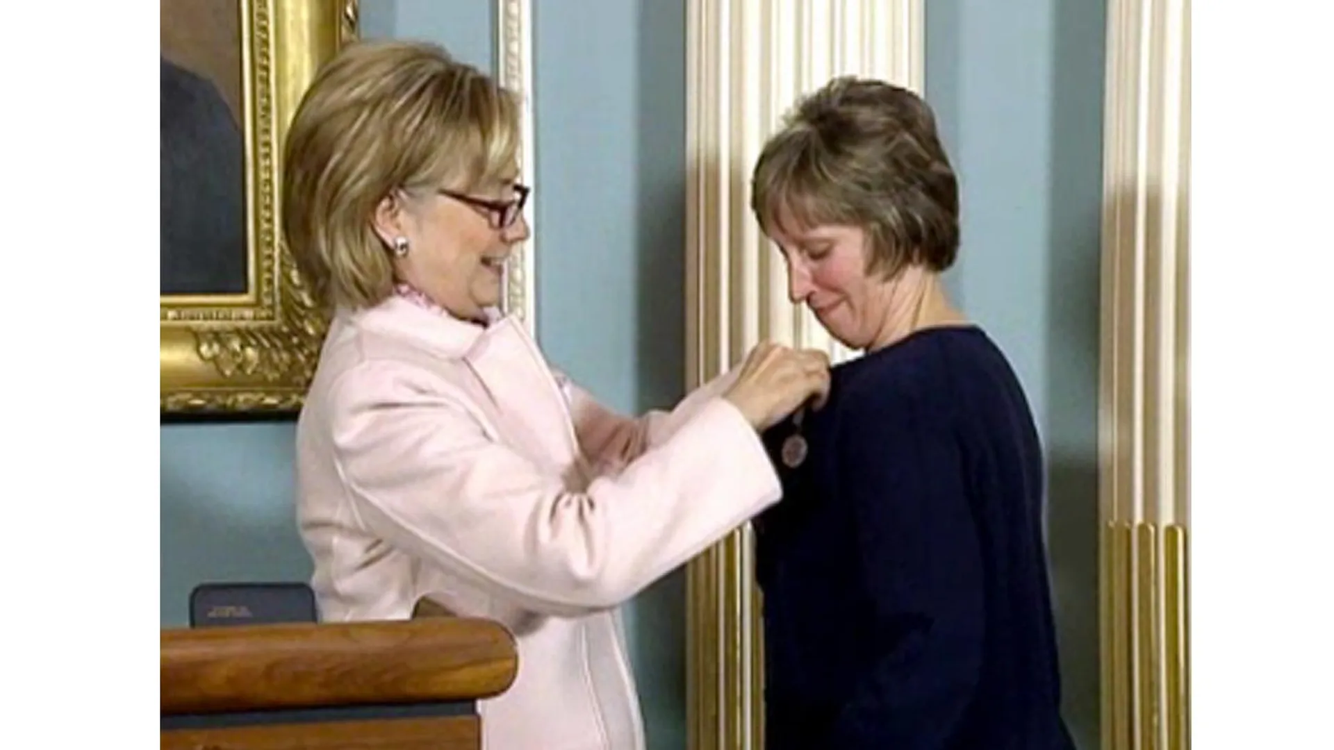 Госсекретарь США Хиллари Клинтон вручает Линн Трейси награду «За героизм»