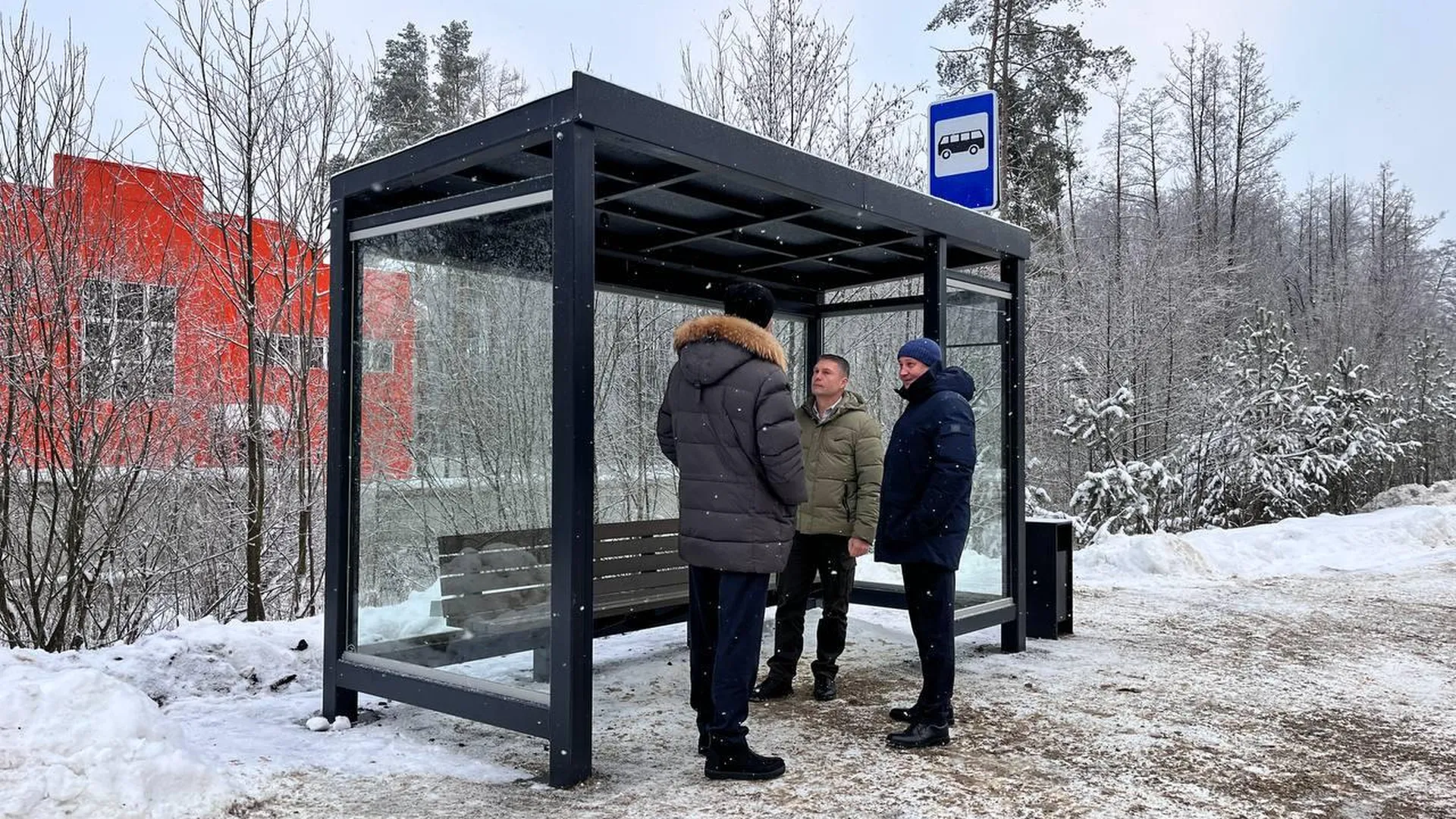 Дмитрий Викулов проверил новые автобусные остановки