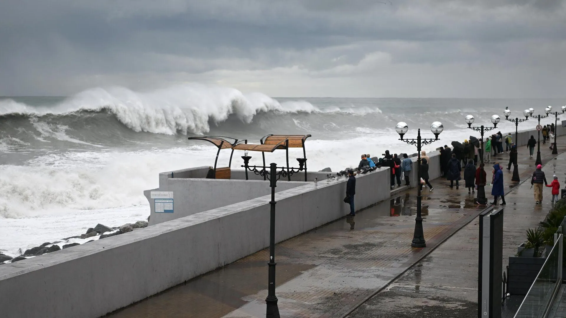 Жителей Сочи предупредили о шторме с огромными волнами