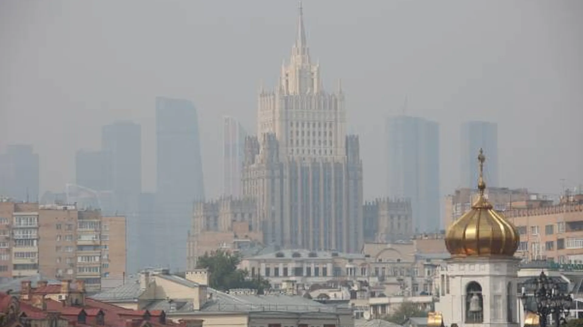 Европа тоже столкнулась с лесными пожарами. Защититься от дыма и смога помогут маски