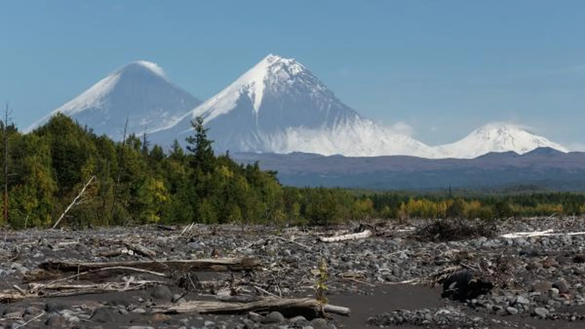 Спасатели попросили туристов не подходить к извергающемуся Ключевскому вулкану