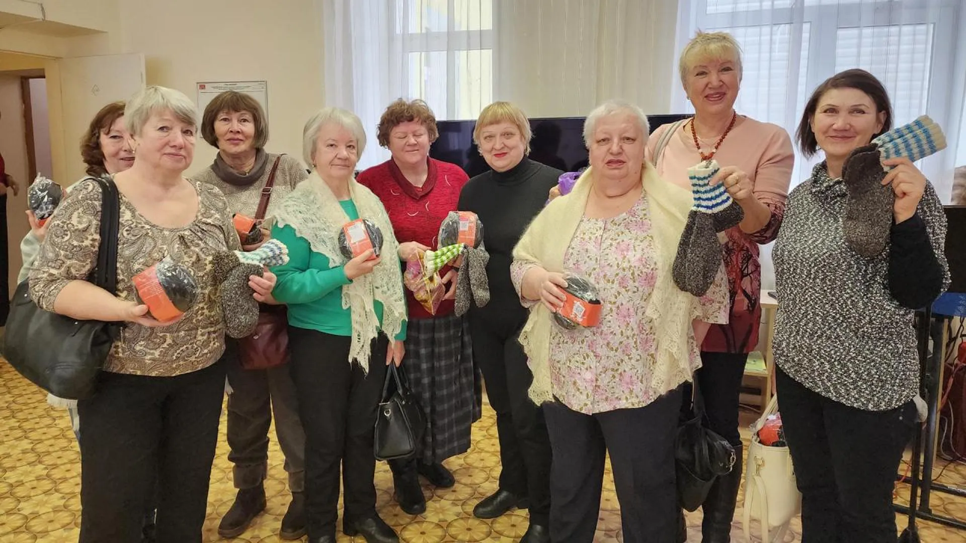 Пряжу для вязания теплых вещей участникам СВО передали волонтерам в Пушкино