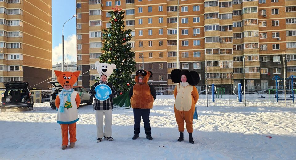 Дети из Звенигорода играли  с героями из любимых мультфильмов и получили подарки от Деда Мороза