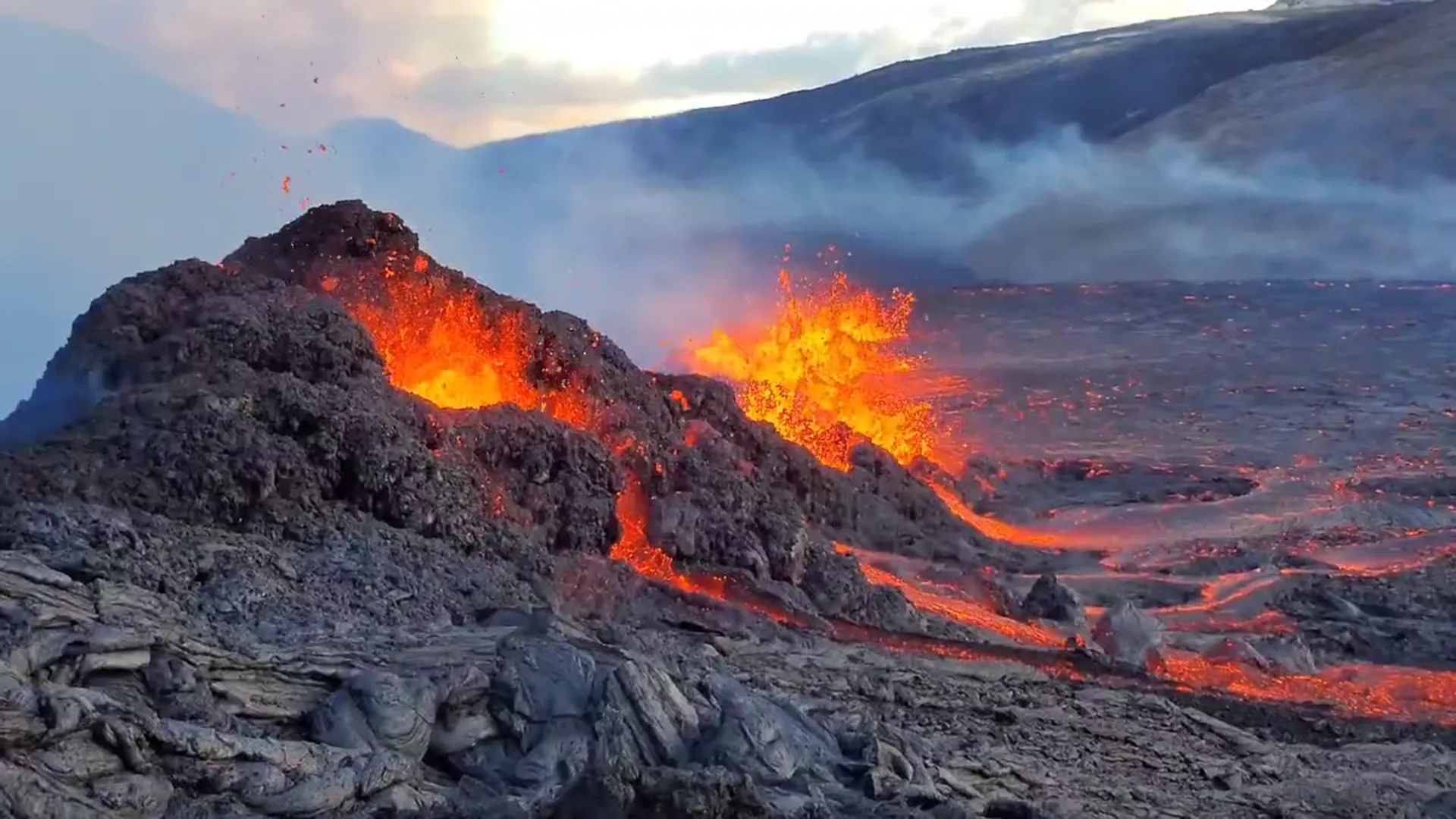 Пробудившийся вулкан в Исландии сняли на видео