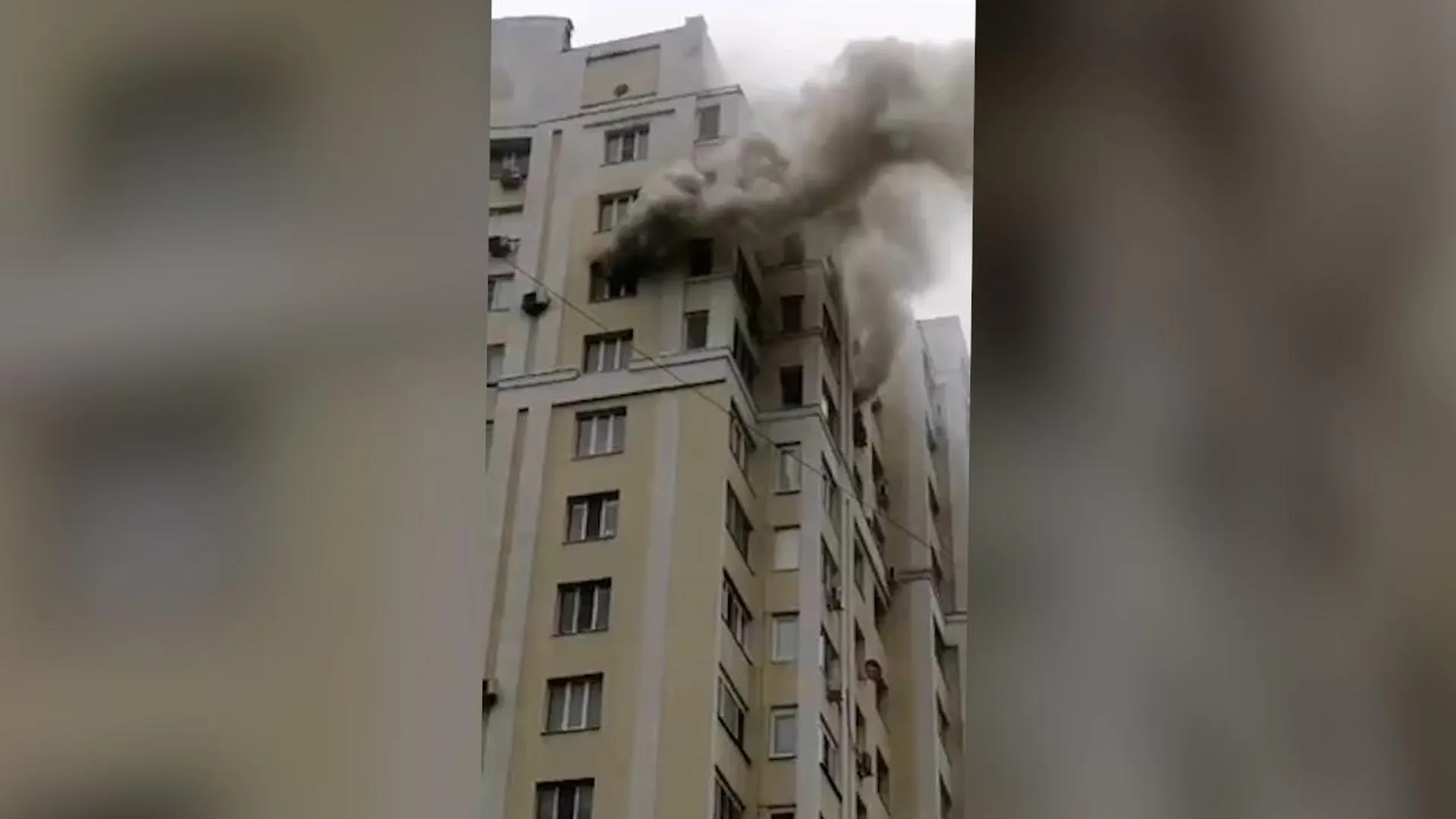 Мощный пожар в пензенской многоэтажке сняли на видео