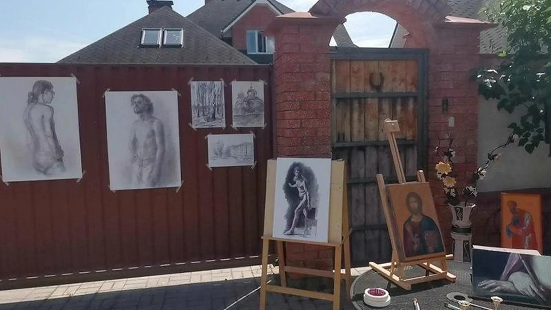 Забористое искусство: художница из Истры устроила выставку прямо на ограде своего дома