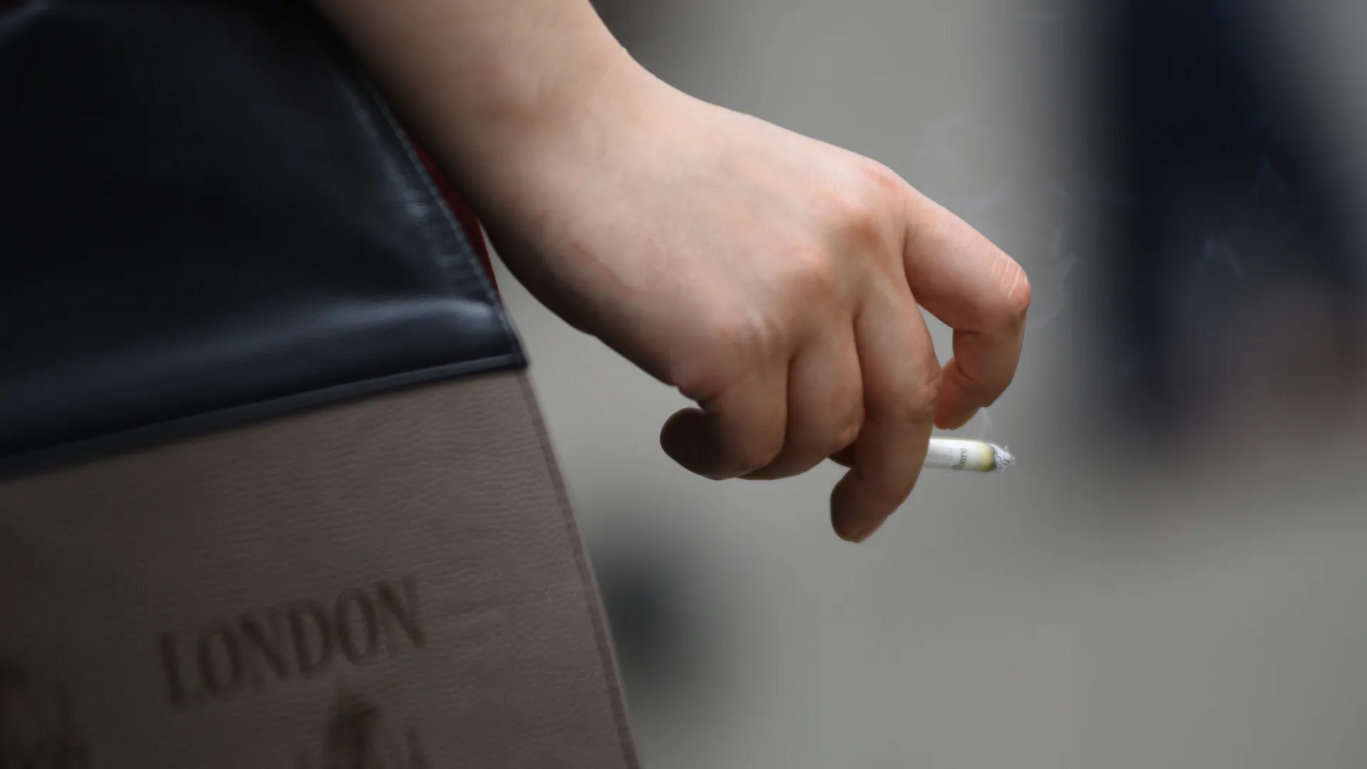 В России могут запретить продажу сигарет беременным и взрослым с детьми