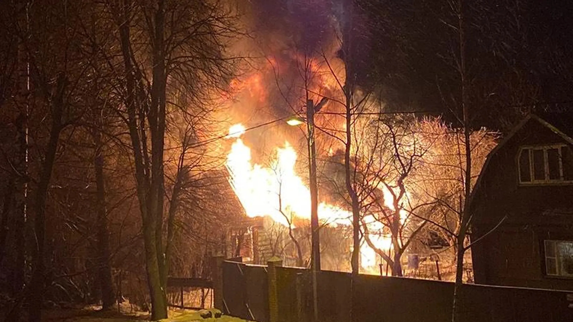 Наружная гирлянда спалила двухэтажный коттедж в Хотьково
