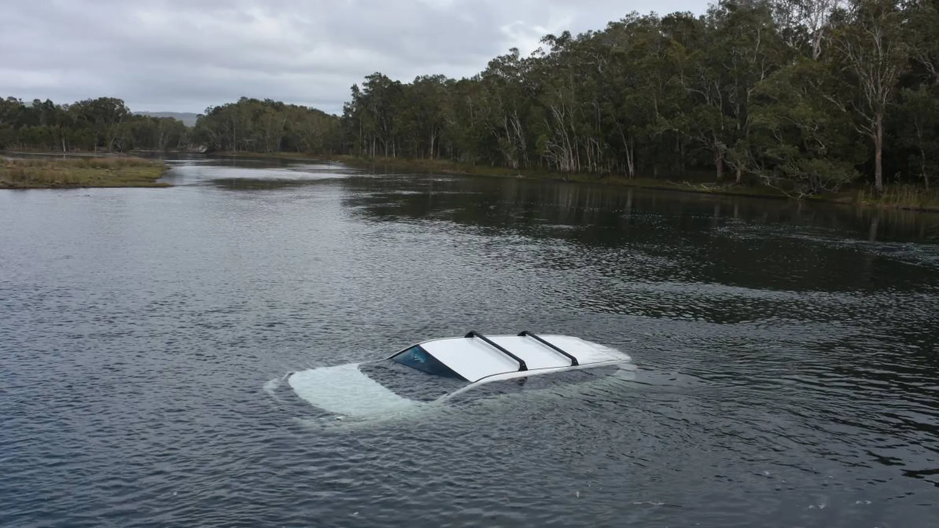Падали машины в воду. Машина в озере. Машина в реке. Машина у водоема. Утопленная машина в речке.