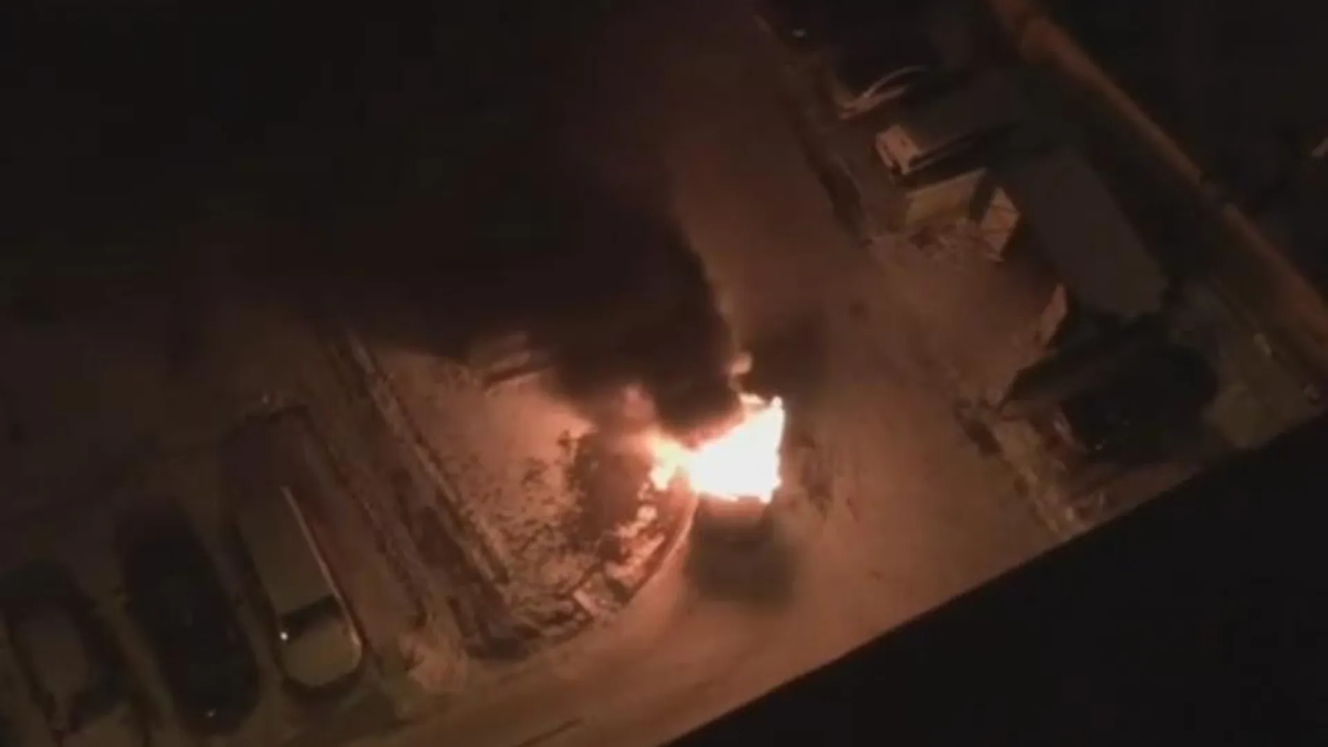 Неправильно припаркованный автомобиль сгорел в Химках