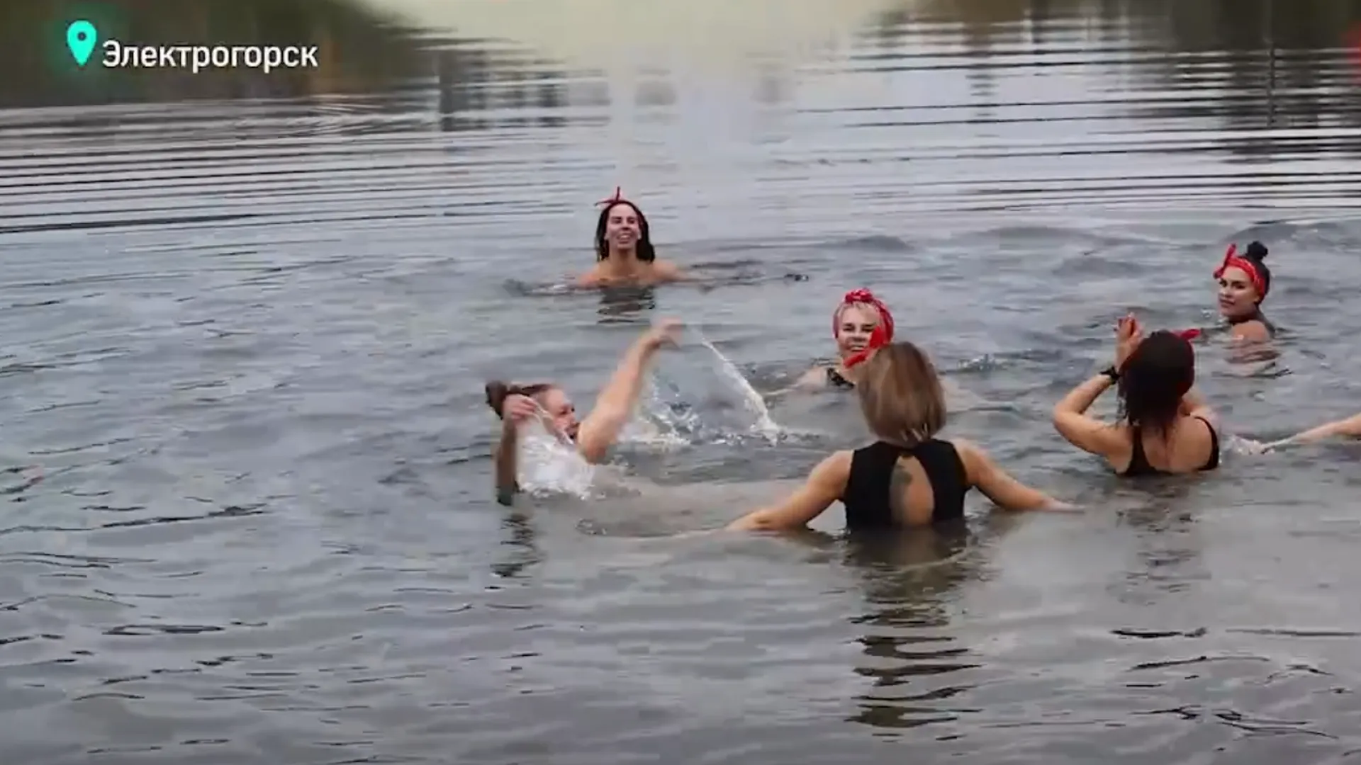 Первый зимний заплыв провели любители моржевания в Подмосковье
