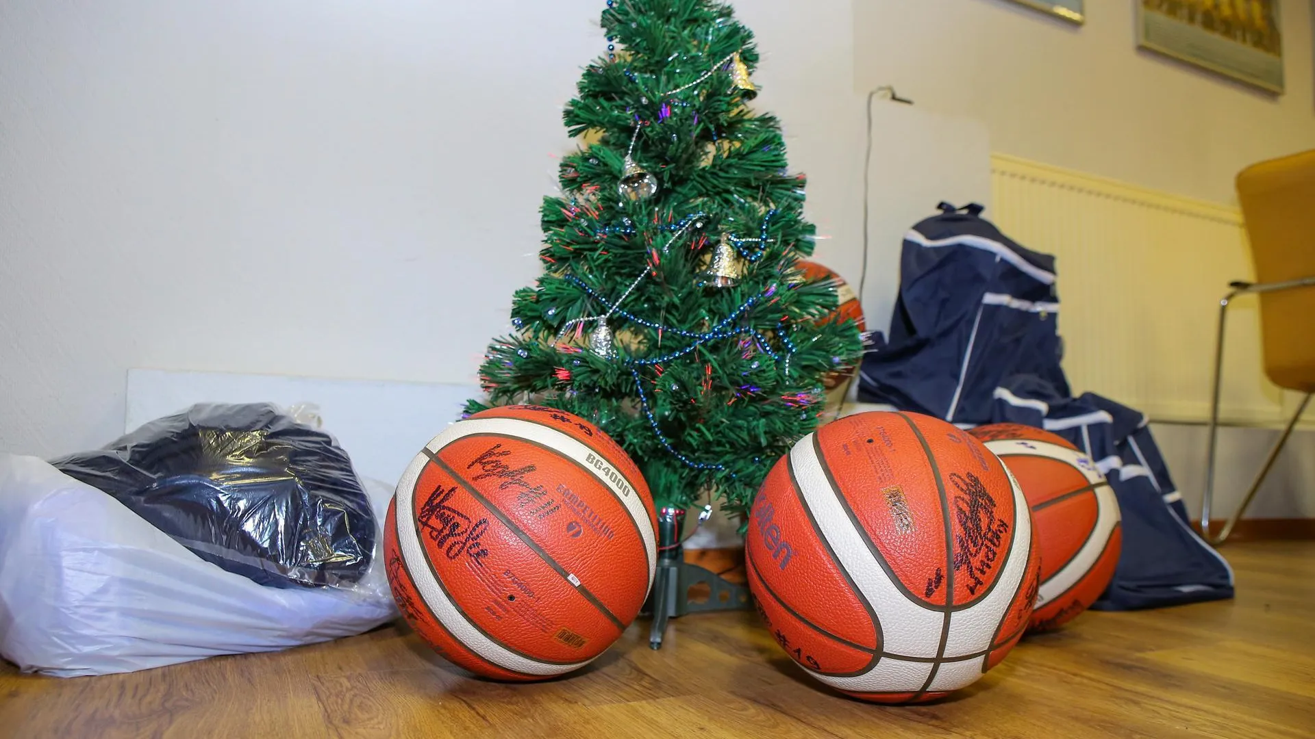Юные баскетболисты из ДНР получили новогодние подарки из Подмосковья