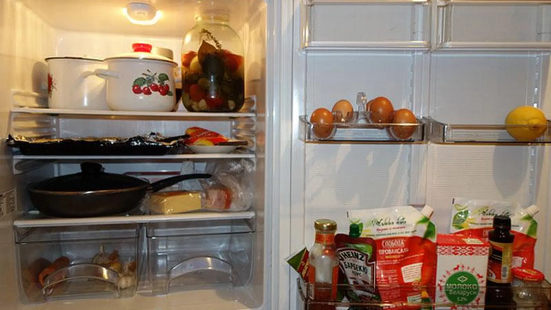 Ученые назвали самое грязное место в холодильнике