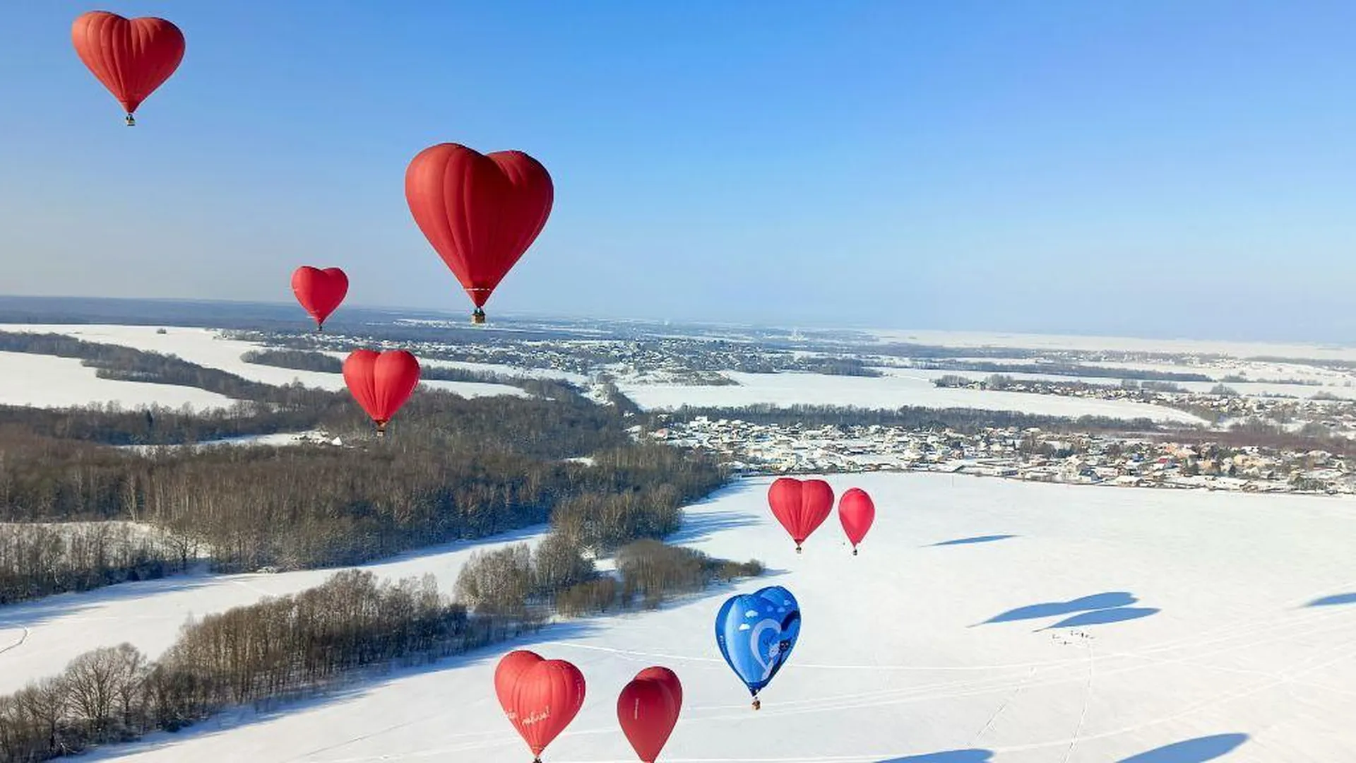 Свыше 10 аэростатов в форме сердец запустили в Дмитрове ко Дню всех влюбленных