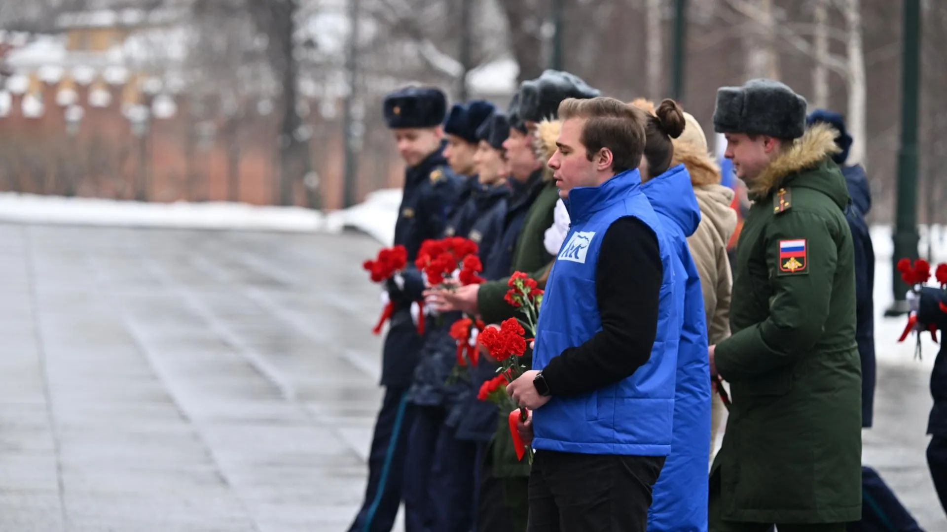 Подмосковная делегация возложила цветы к Могиле Неизвестного Солдата в Москве