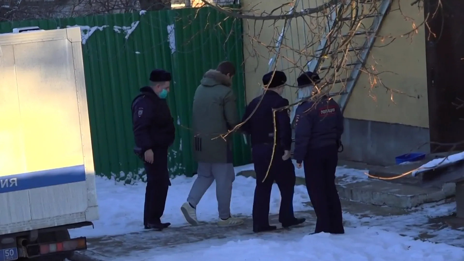 Подозреваемых в убийстве семьи в Волоколамске привезли в суд. Видео