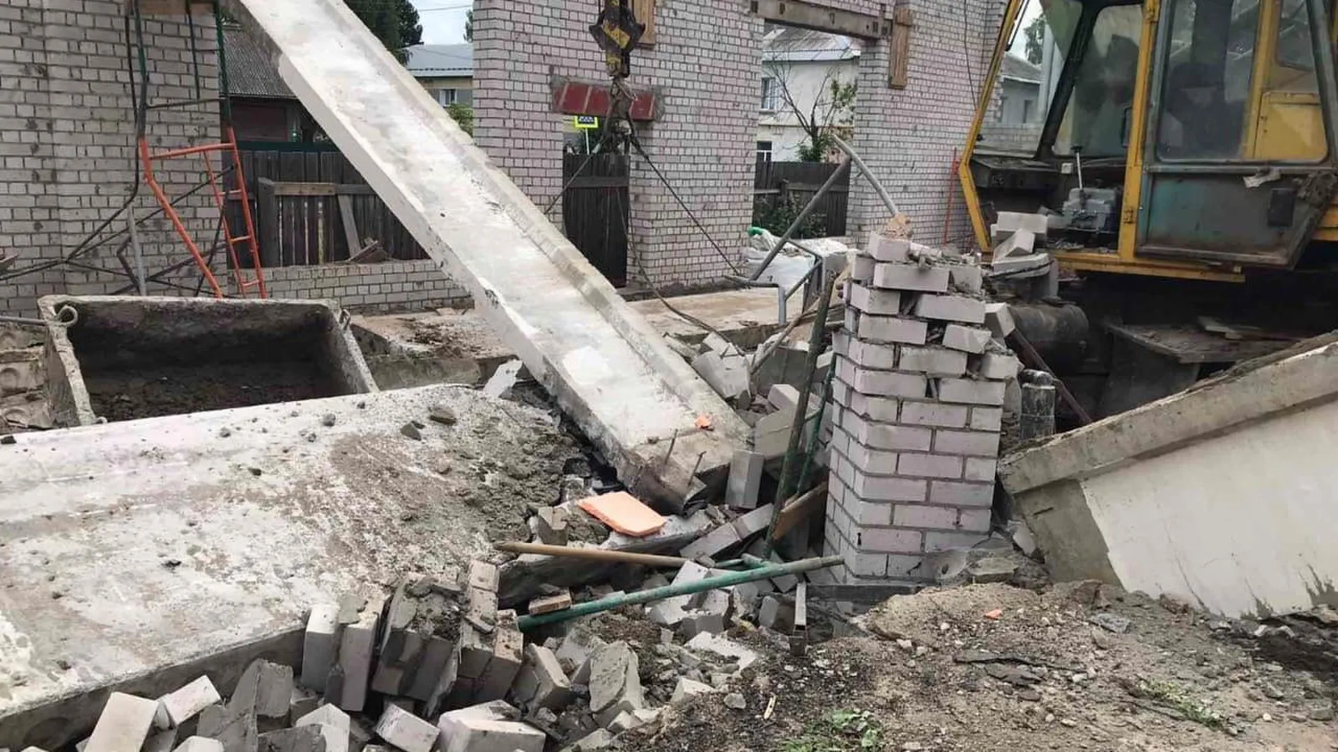 Стена ТЦ обрушилась в Кировской области. Погибли люди