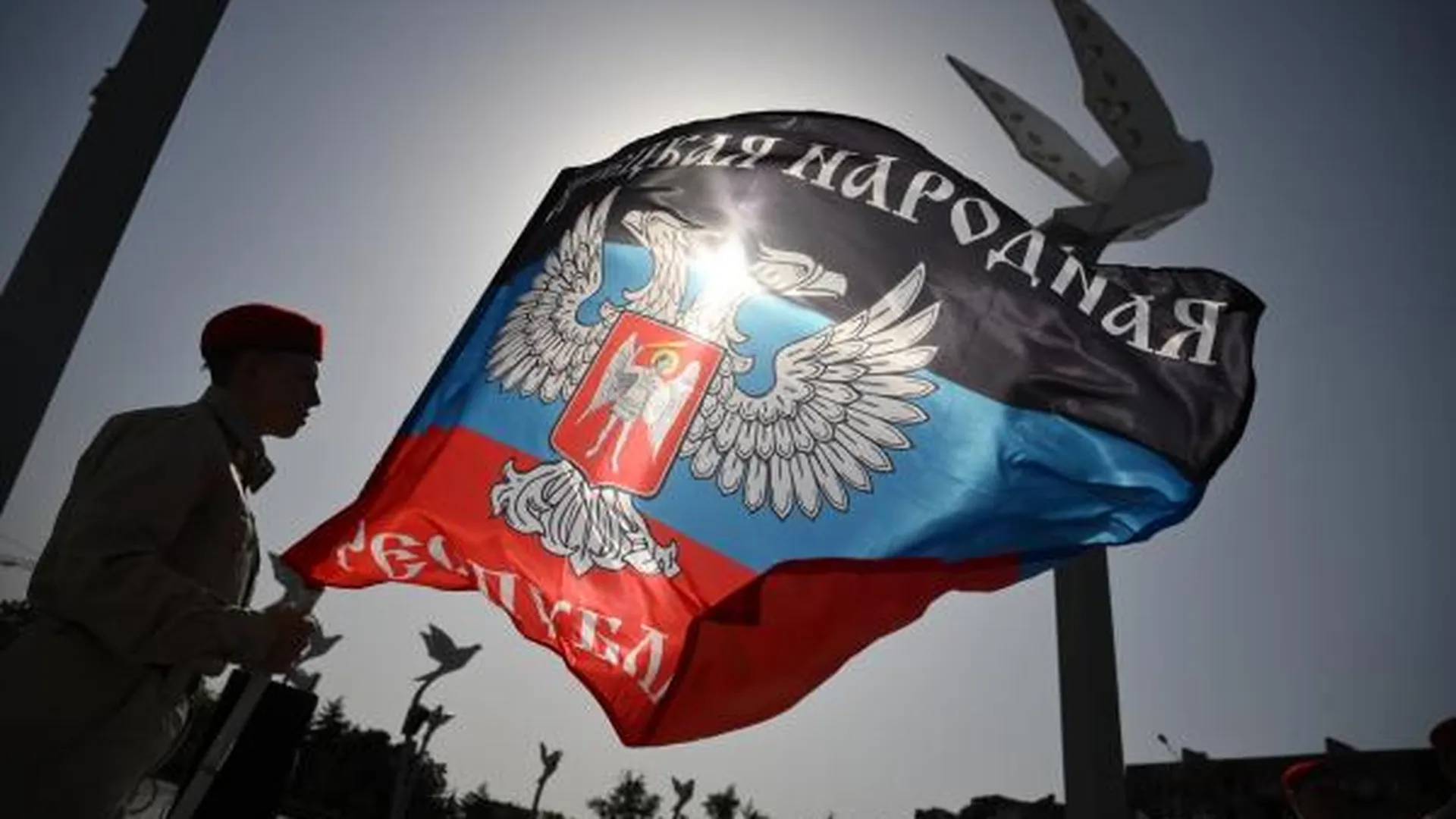 Поднятие флага ДНР на акции в Донецке