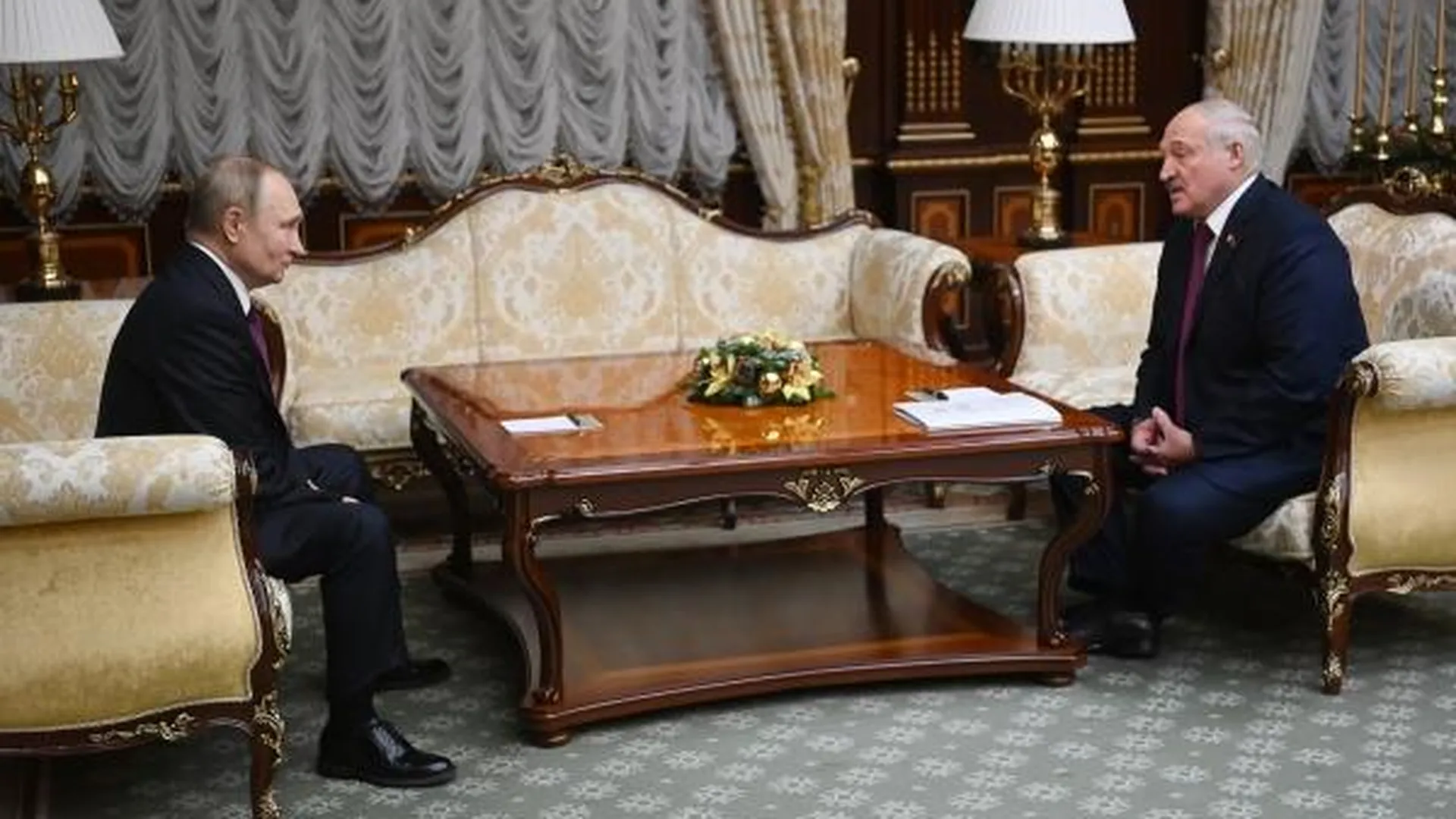 Владимир Путин и президент Белоруссии Александр Лукашенко во время встречи в Минске