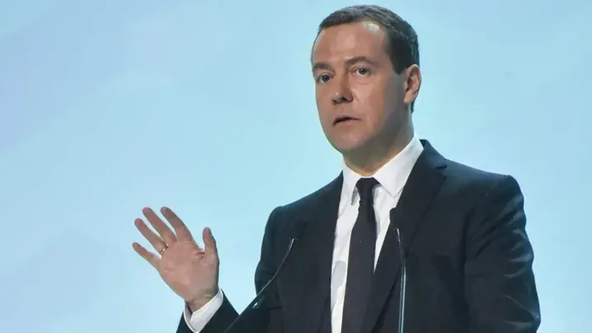 Медведев озаботился уличными школьными туалетами, называв их «стыдобой» и призвав «изничтожить»