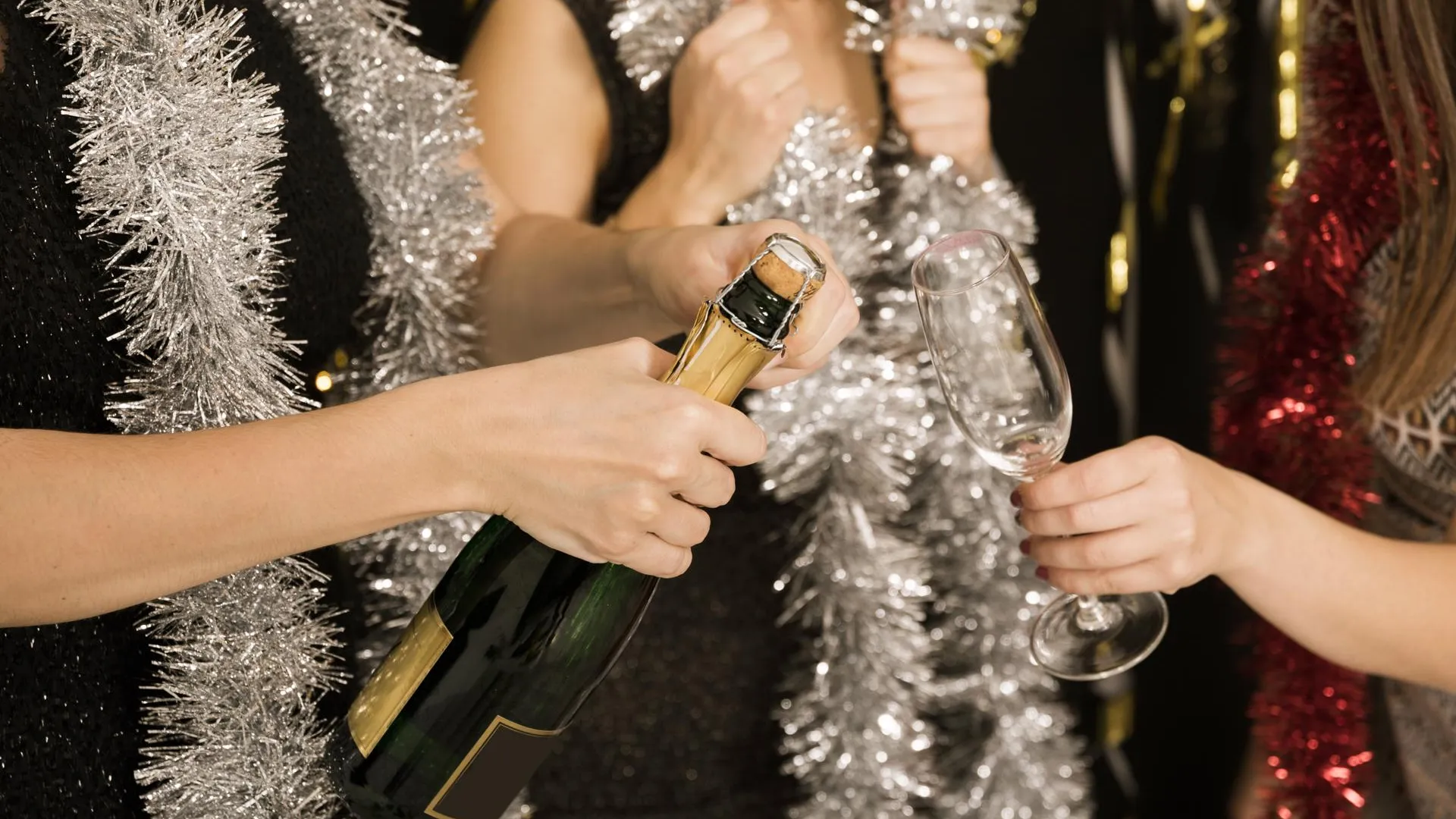 Шампанское подругам. Девушка с шампанским. Шампанское новый год. Бокал шампанского под елкой. Девушка с бокалом шампанского.