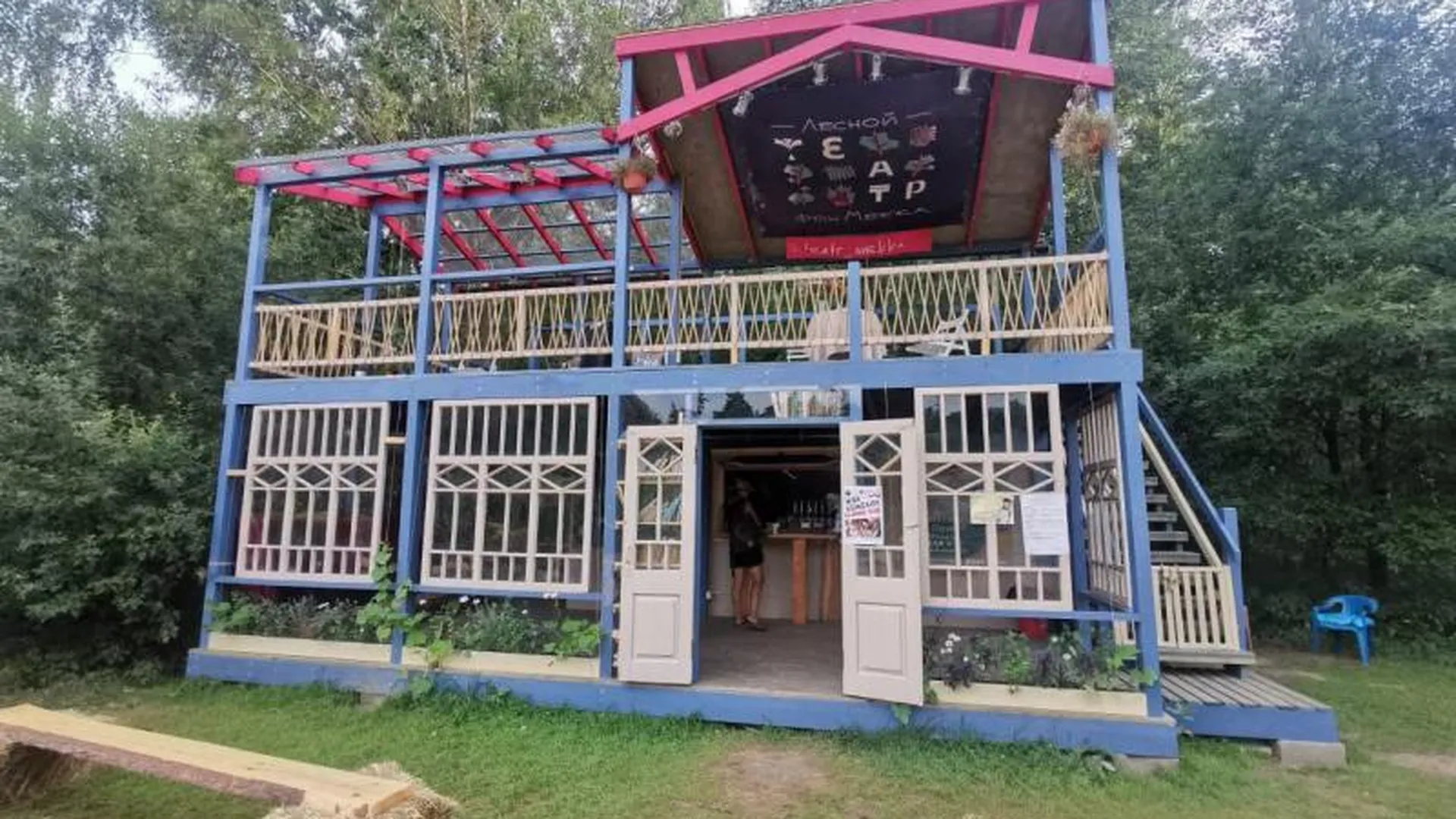 Жители построили площадку для культурных мероприятий у лесного озера в Кратове