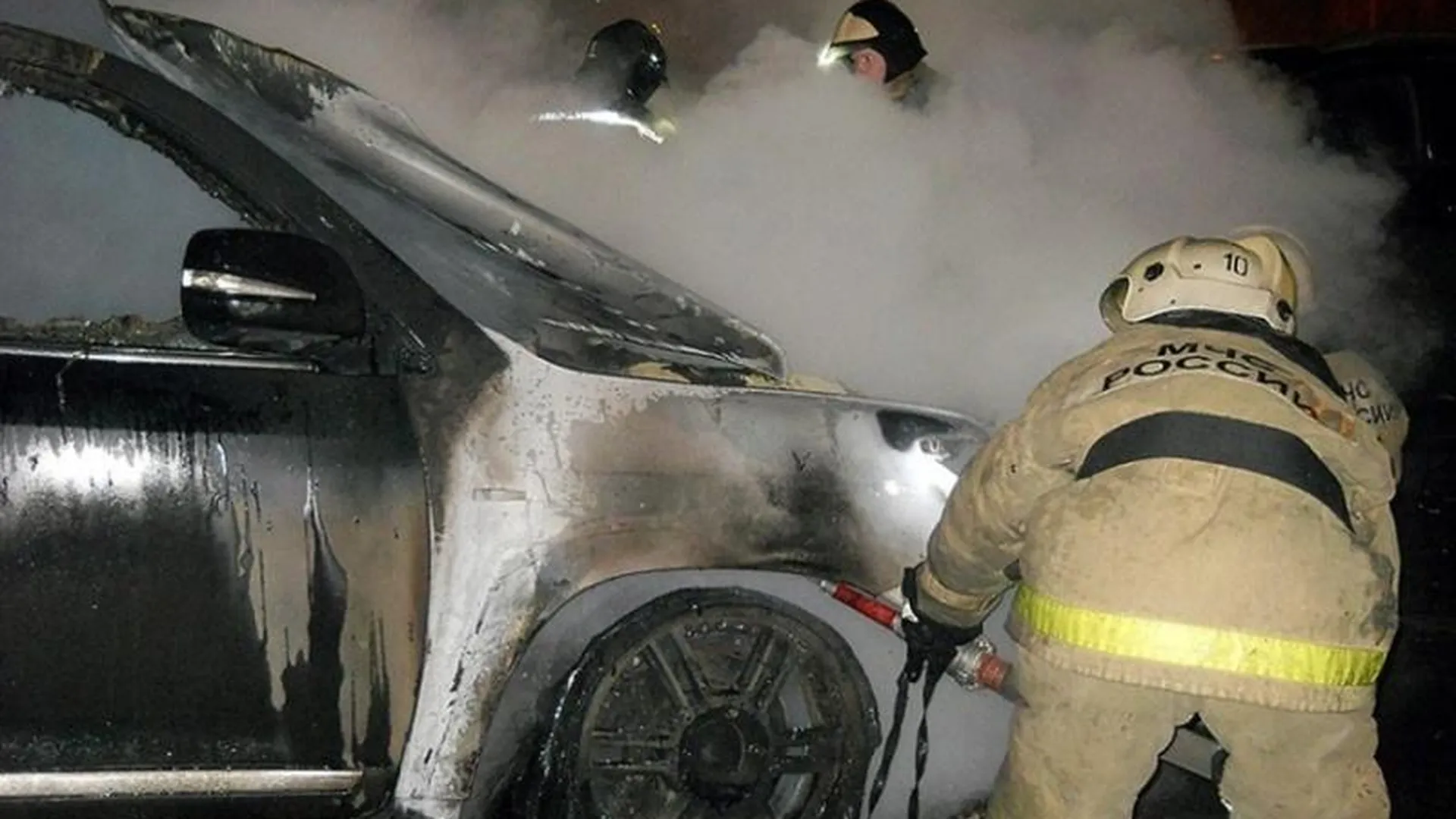 Автомобиль полностью сгорел на парковке в Мытищах