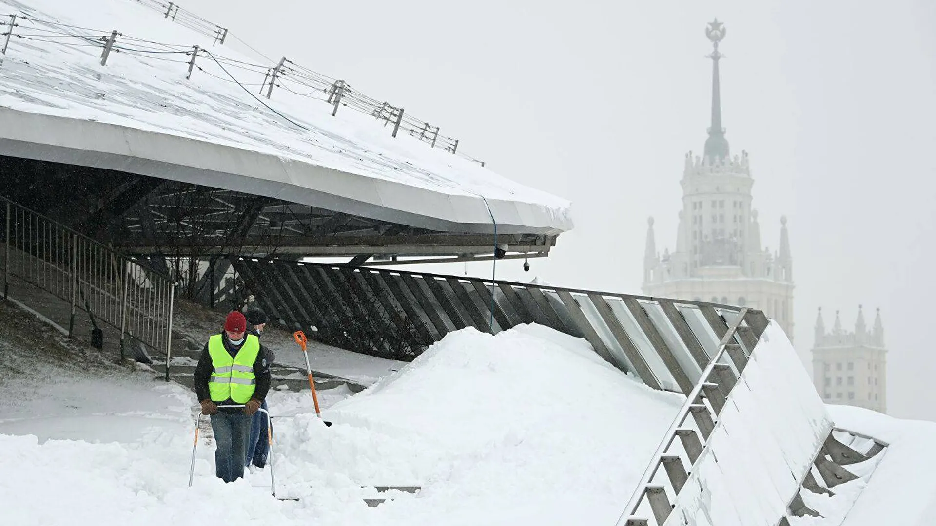 Будет ли еще снегопад в москве. Снегопад в Москве 13 февраля 2021. Москва снегопад 2021. Снегопад в Москве в феврале 2021. Сугробы в Москве.