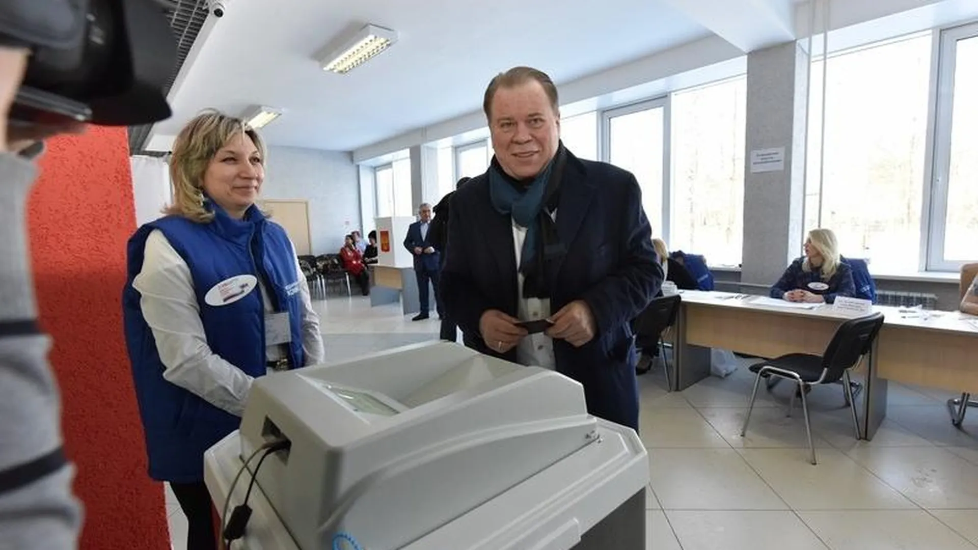 Анатолий Кучерена пришел на избирательный участок в Одинцовском районе с семьей