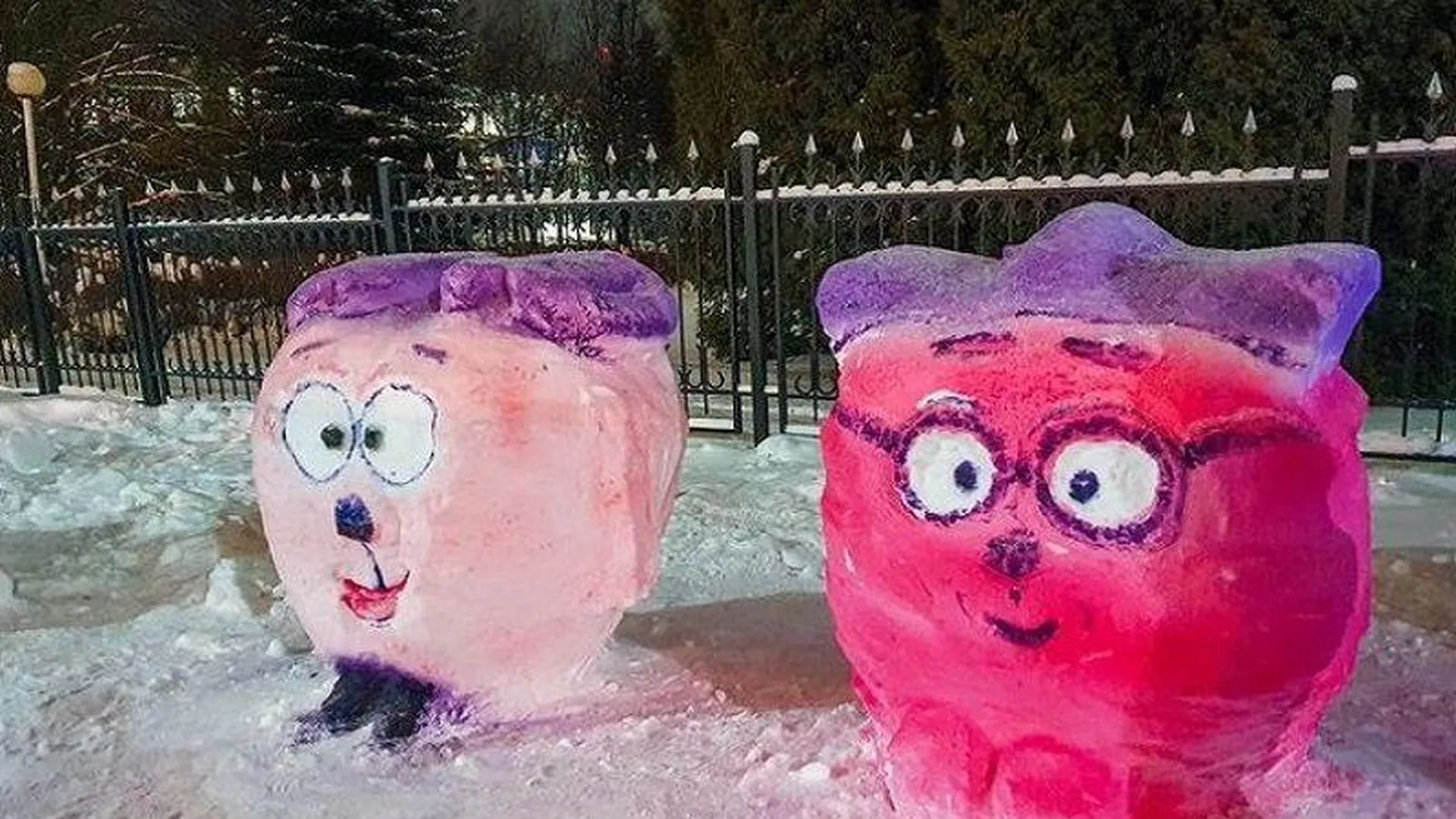 Солдаты Краснознаменска соорудили выставку из красивых снежных фигур