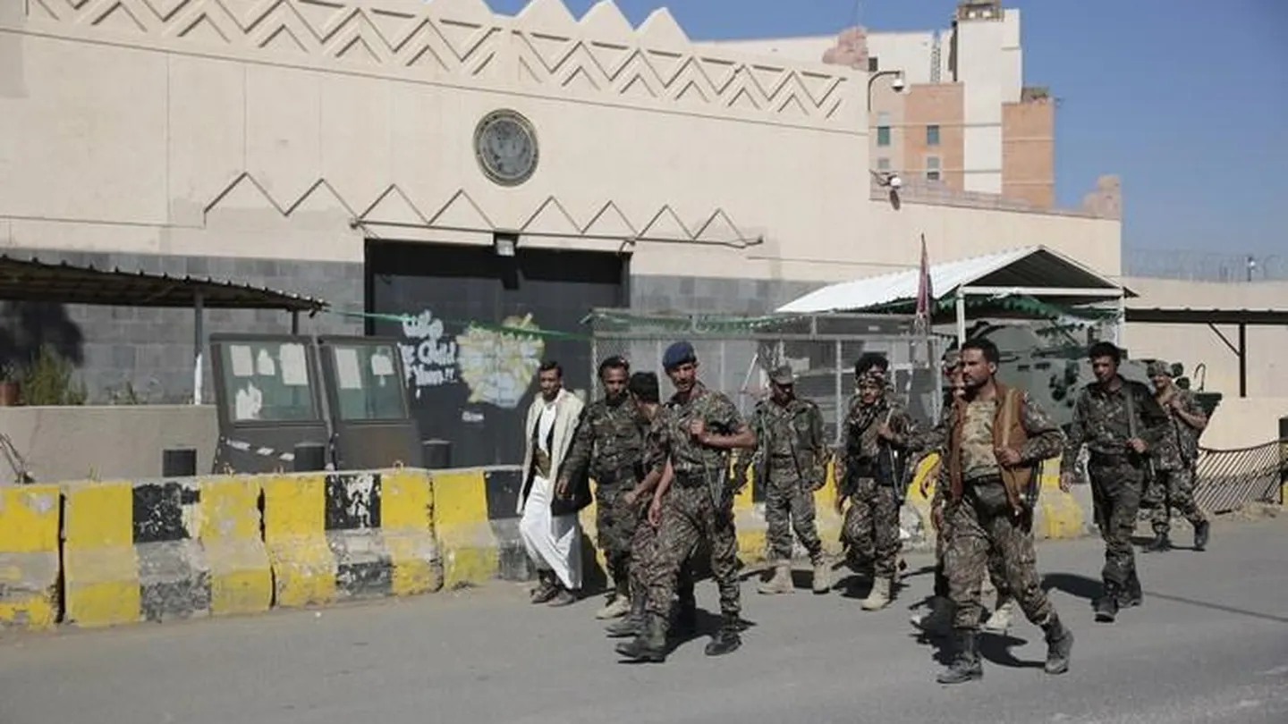 Хуситы атаковали американский. Хусит. Колоритный Хусит. Йеменские повстанцы провели в столице военный парад в поддержку ГАЗЫ. Фото хуситов западных агентств.
