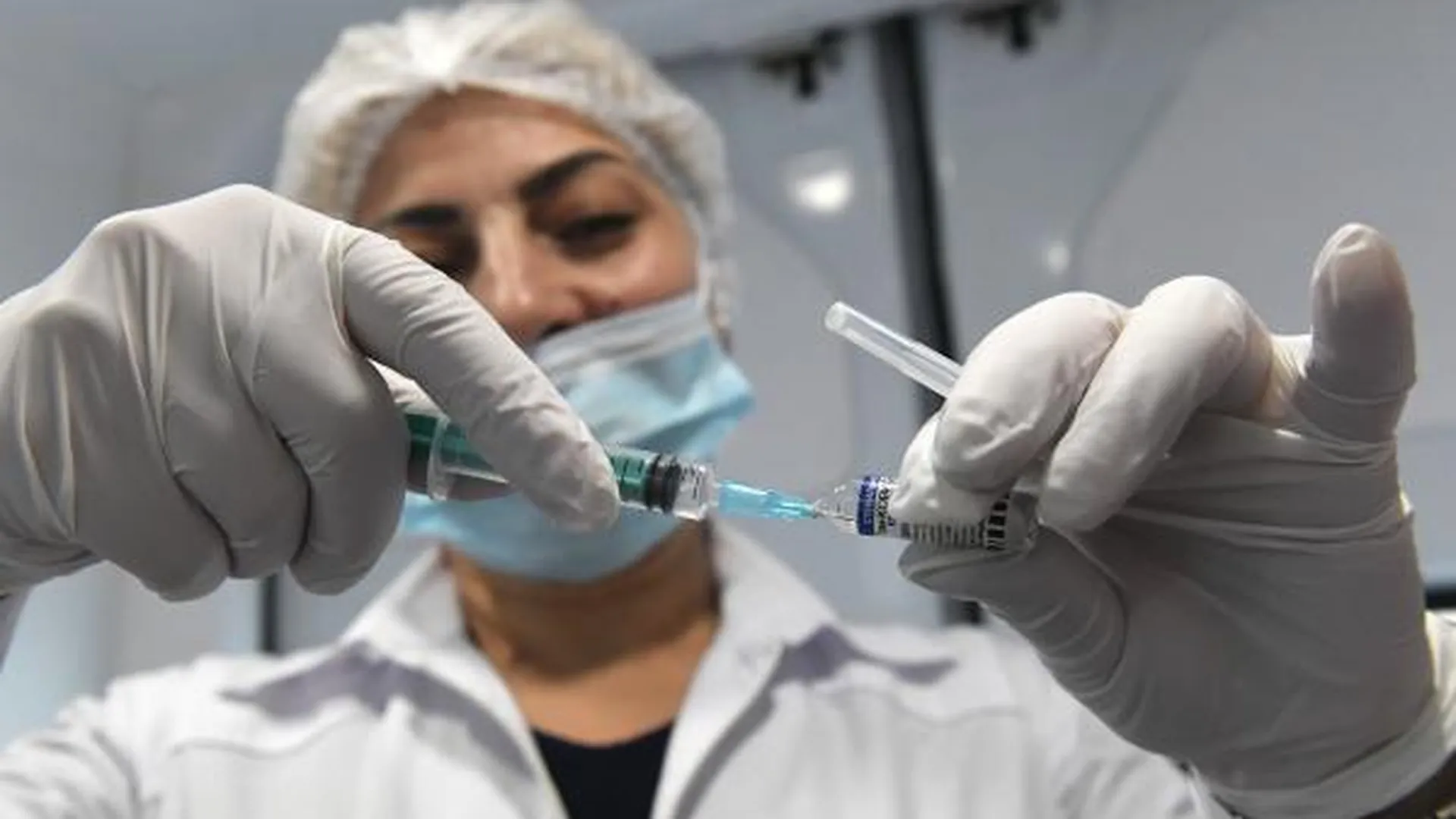 Эпидемиолог сообщил о важности системы для актуализации состава антиковидных вакцин