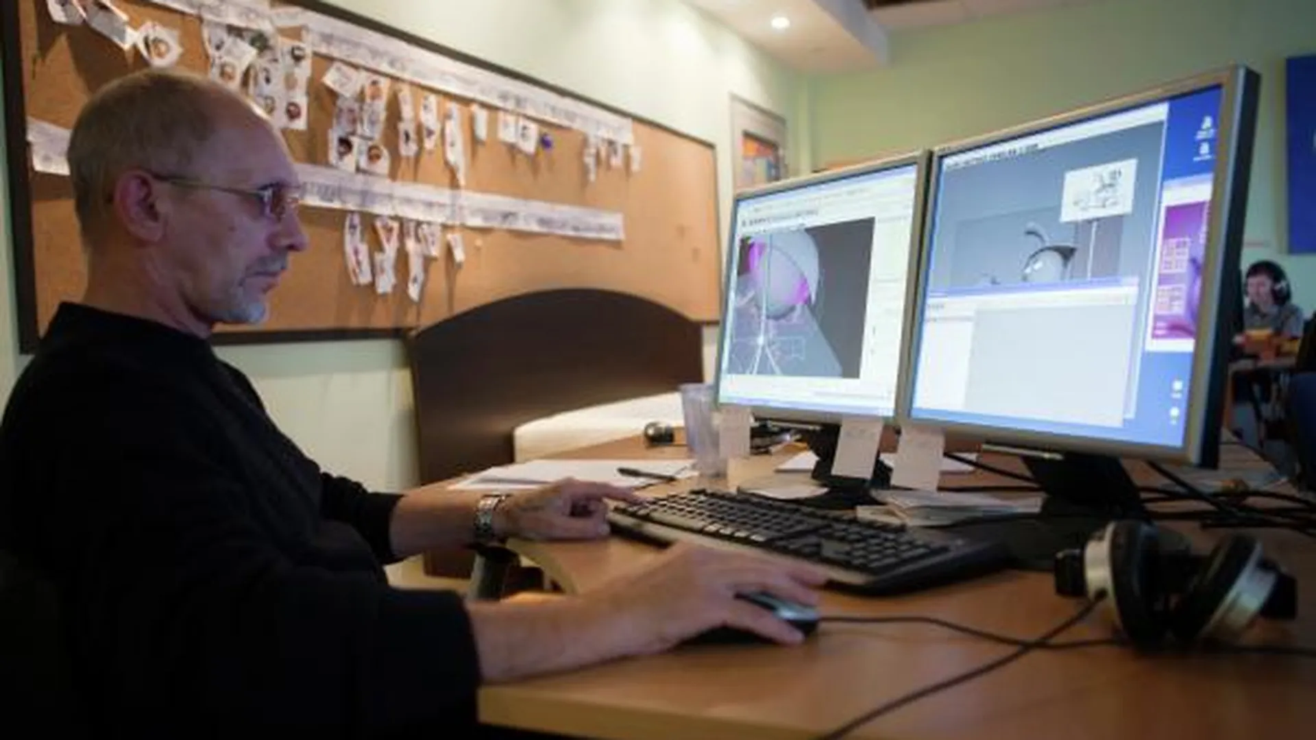 Сотрудник анимационной студии «Петербург» во время работы над созданием 3D мультфильма «Смешарики».