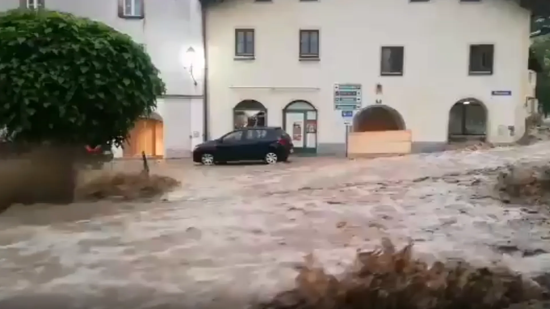 Европа продолжает тонуть: Австрию настигло экстремальное наводнение
