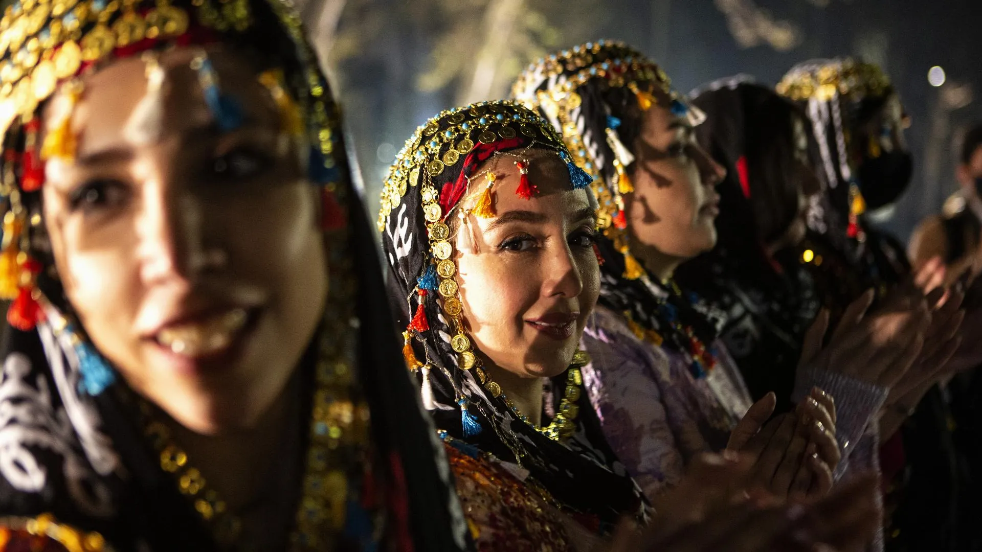 Иранские женщины, одетые в национальные костюмы, празднуют приближающийся Навруз, или иранский Новый год. Фото: Ahmad Halabisaz / XinHua
