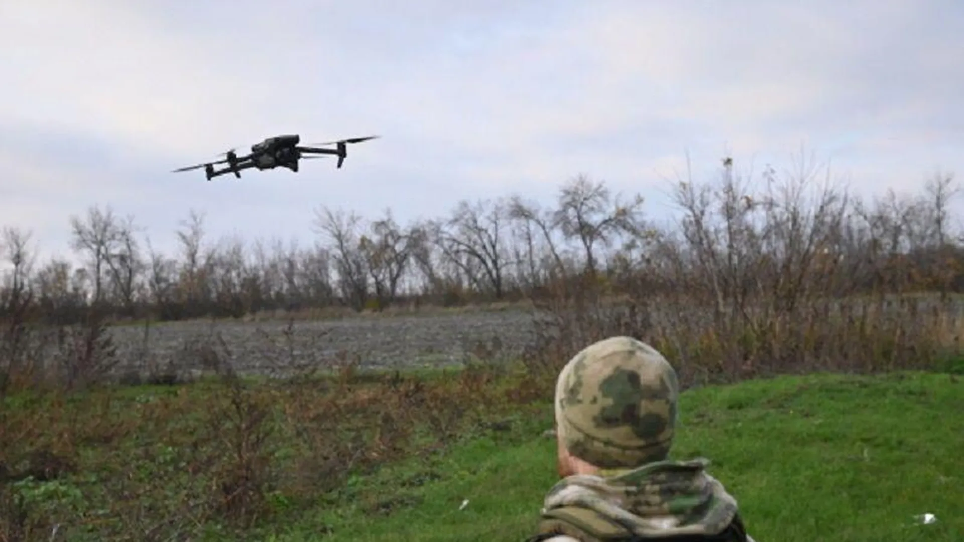 «Сочетание случая и смекалки»: эксперт объяснил поимку российским бойцом дрона голыми руками