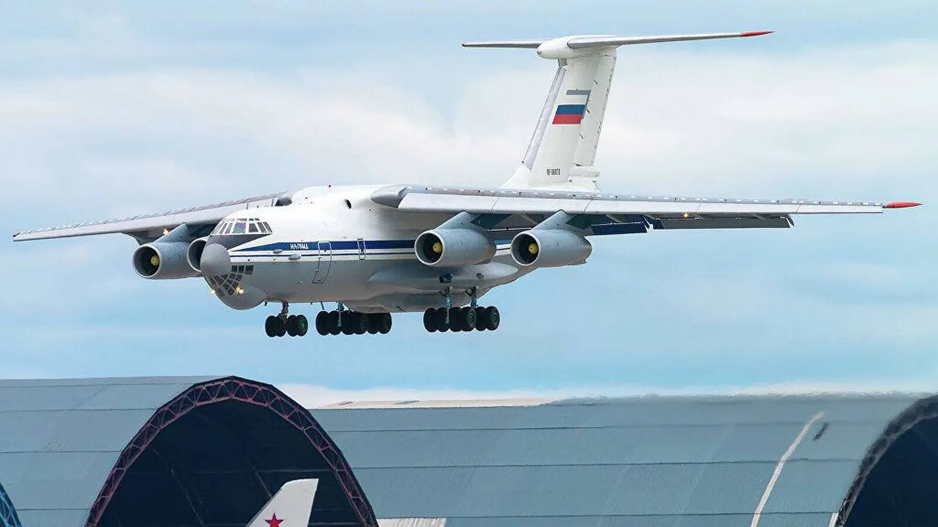 18 июня самолет. Самолет ил 76 МД. Ил-76 военно-транспортный самолёт. Ил-76мд-90а. Военно-транспортный самолёт ил-76мд.
