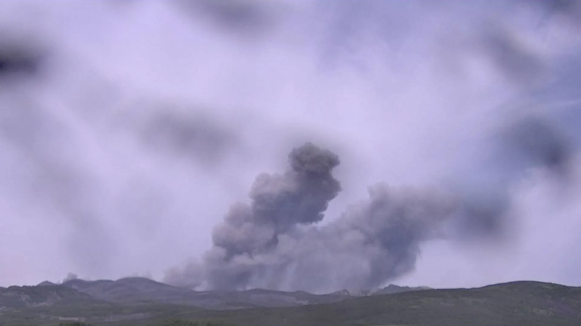 Вулкан Эбеко выбросил пепел на высоту нескольких километров