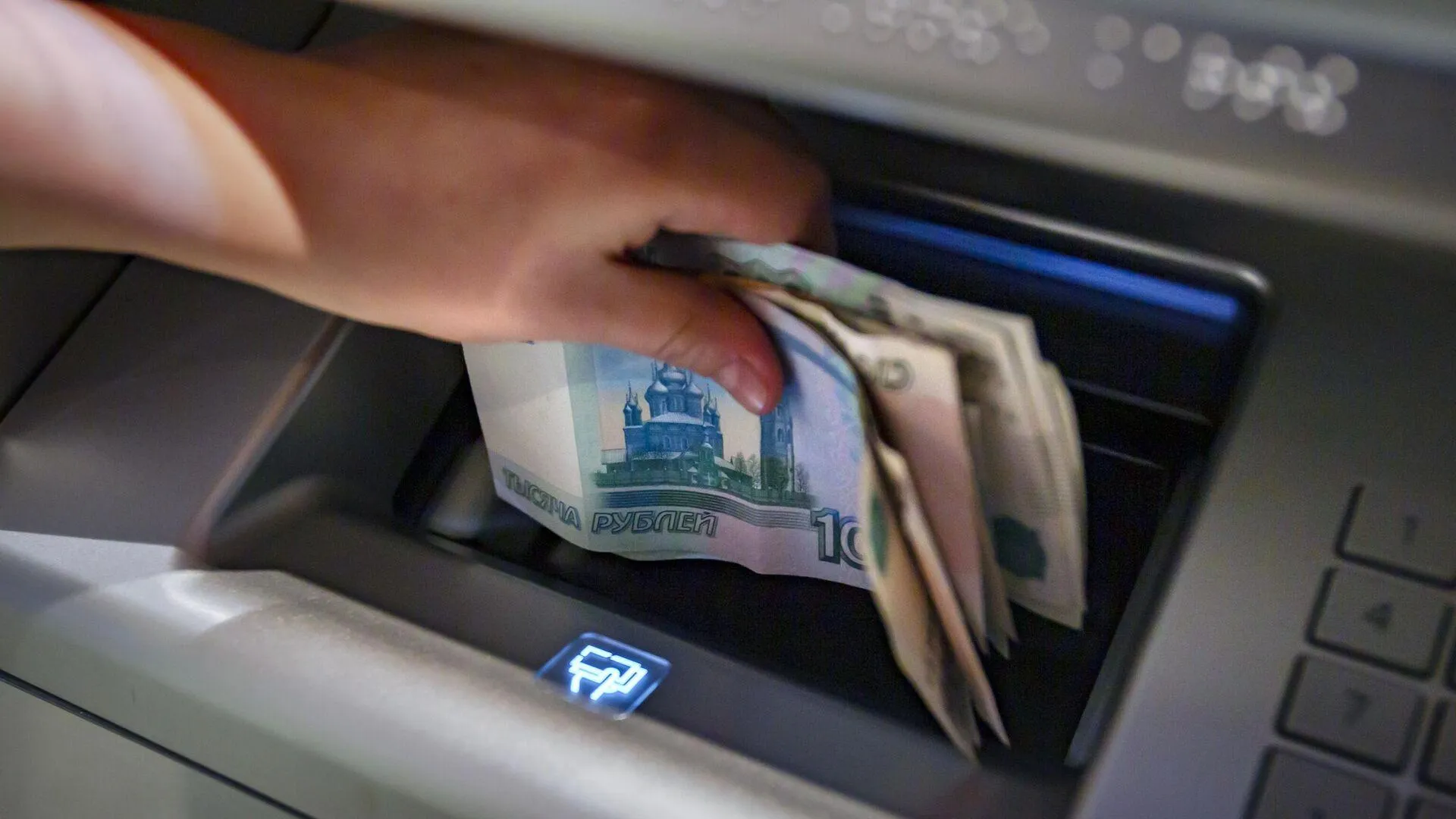 ЦБ выступил за введение лимита за внесение наличных через банкоматы
