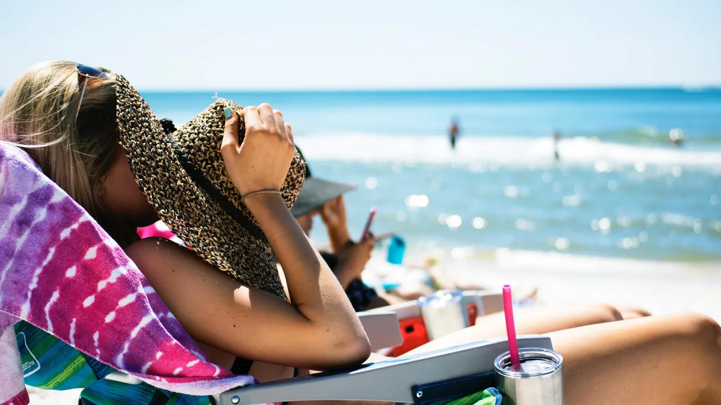 Девушка отдыхает на море. Лето отпуск. Отдыхающие на пляже. Лето море пляж люди.