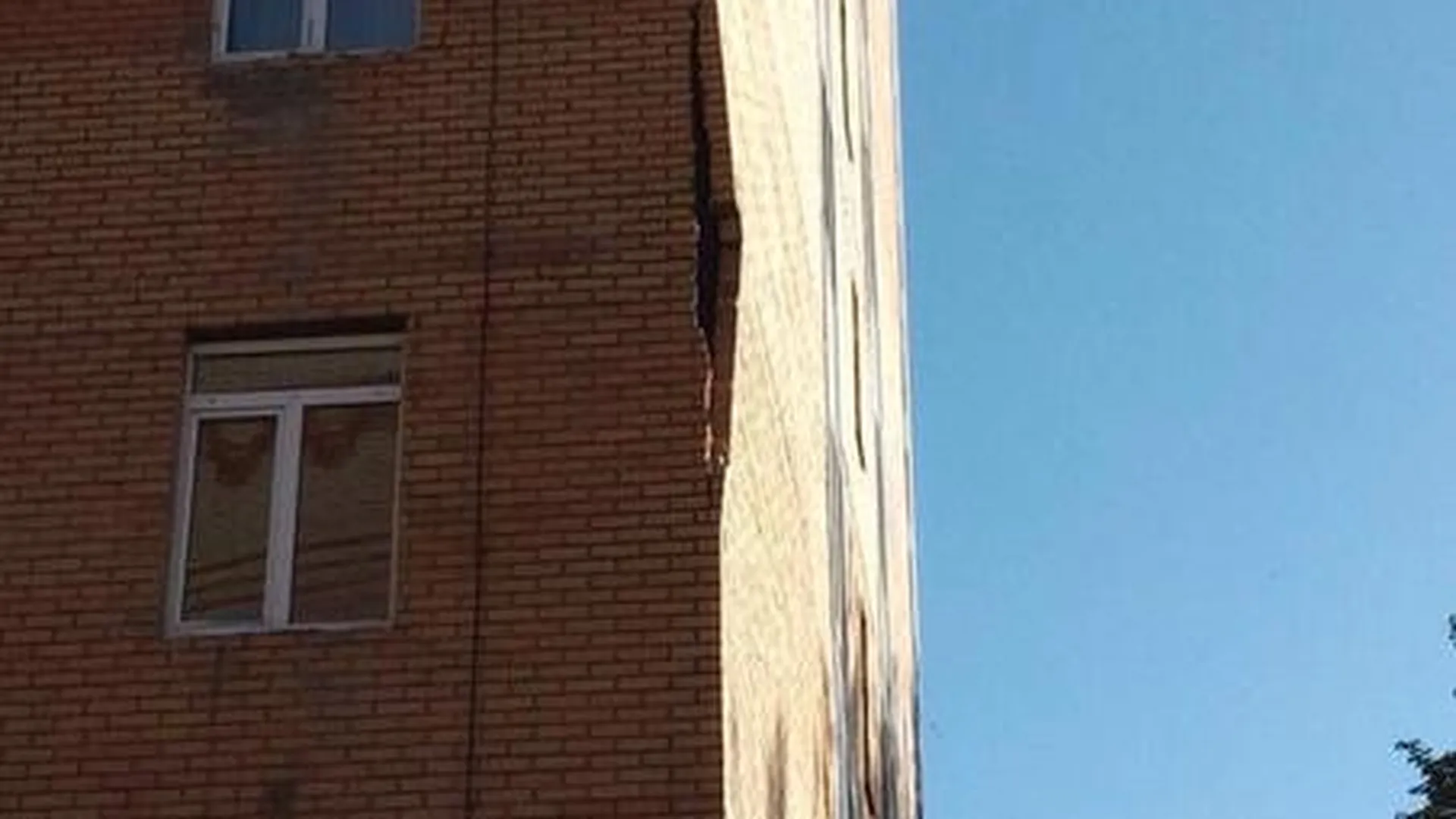 Стена Дмитровской больницы обрушилась на глазах очевидцев