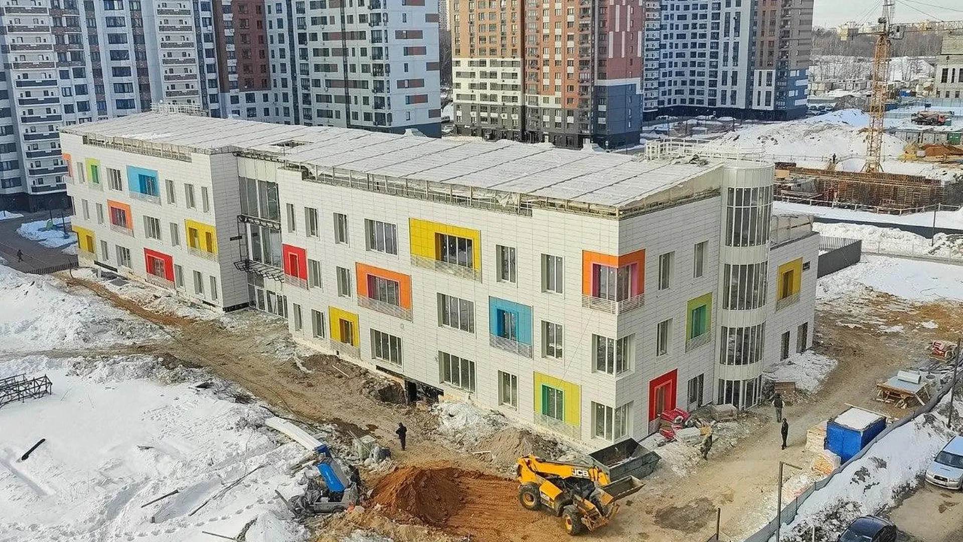 Рабочие завершают отделочные работы в здании нового детского сада в подмосковном ЖК «Южная Битца»