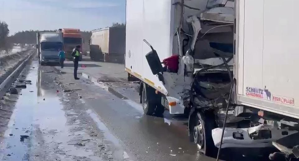 Два грузовика столкнулись на ЕКАД, одного из водителей зажало в кабине