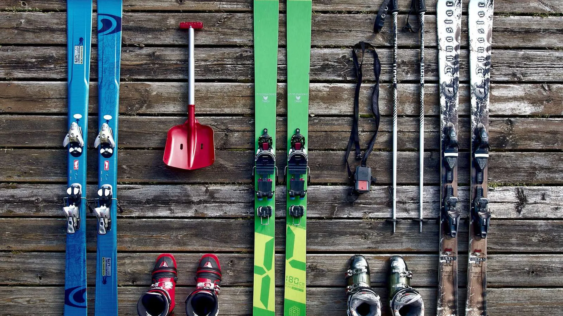 Спортивные лыжи. Лыжный инвентарь. Горнолыжные лыжи. Горнолыжный спорт инвентарь.