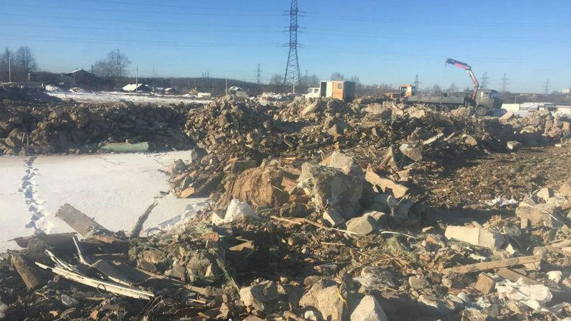 Незаконную выгрузку строительного мусора пресекли инспекторы Минэкологии в Мытищах