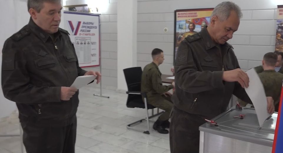 Шойгу и Герасимов проголосовали на избирательном участке в Южном военном округе